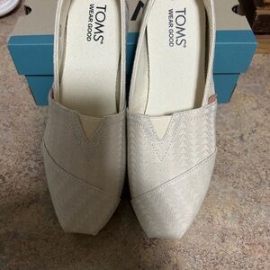 TOMS Women's cream Chevron Flats